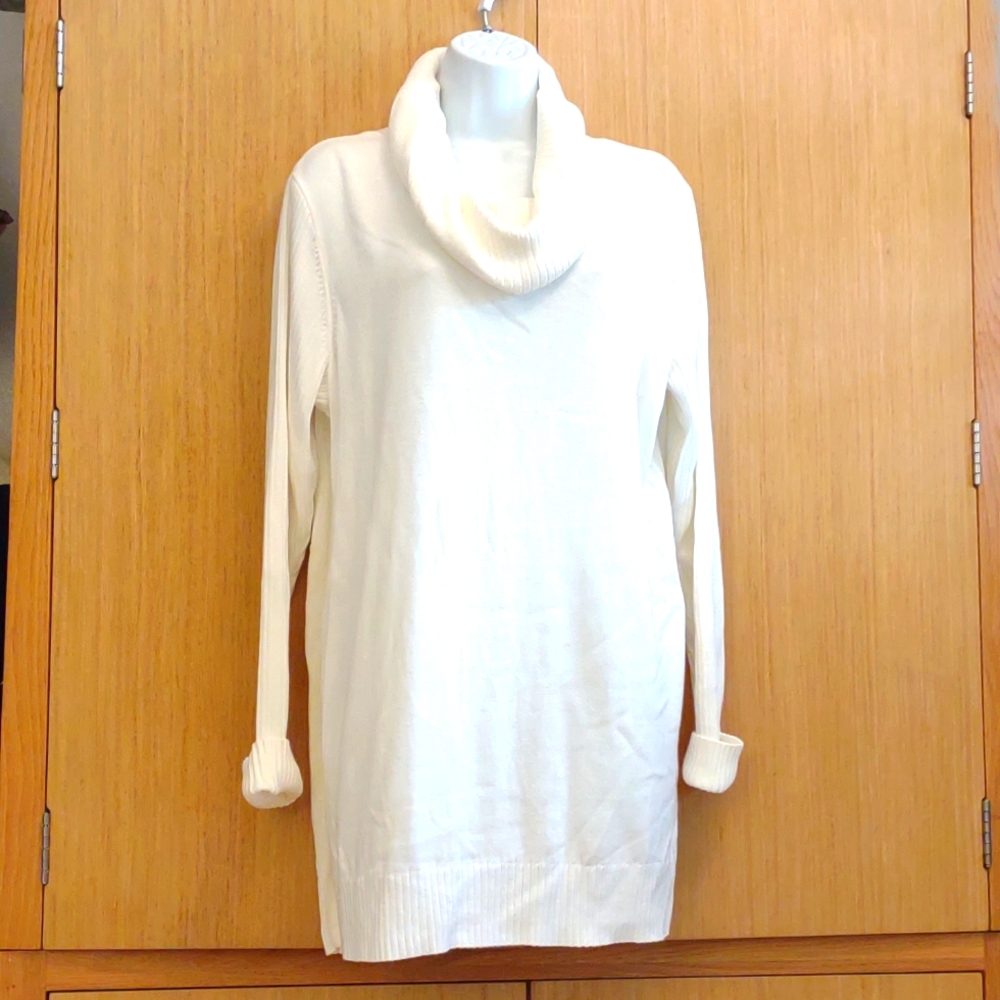 +SZ Crown & Ivy Curvy SZ OX LS White Tunic Sweater.
